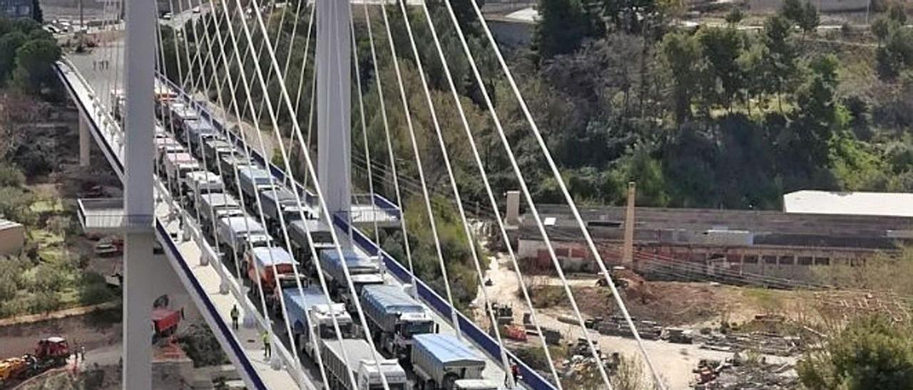 Imagen de una prueba de carga en el puente Fernando Reig de Alcoy, en imagen de archivo. | INFORMACIÓN