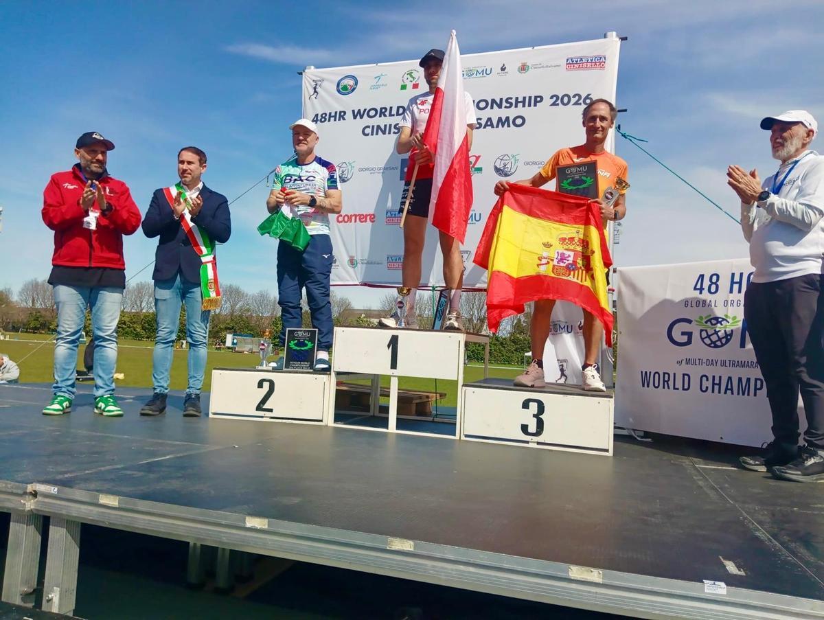 Nicolás de las Heras, con la bandera de España en el podio, por su bronce absoluto en el campeonato.