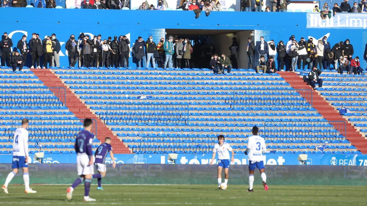 Imagen de la grada de Gol de Pie vacía al inicio del partida.