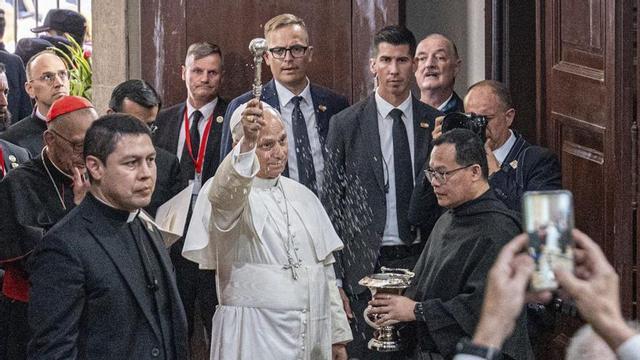 Lleó XIV arriba a l’església de Sant Agustí del Raval, ahir. | MANU MITRU