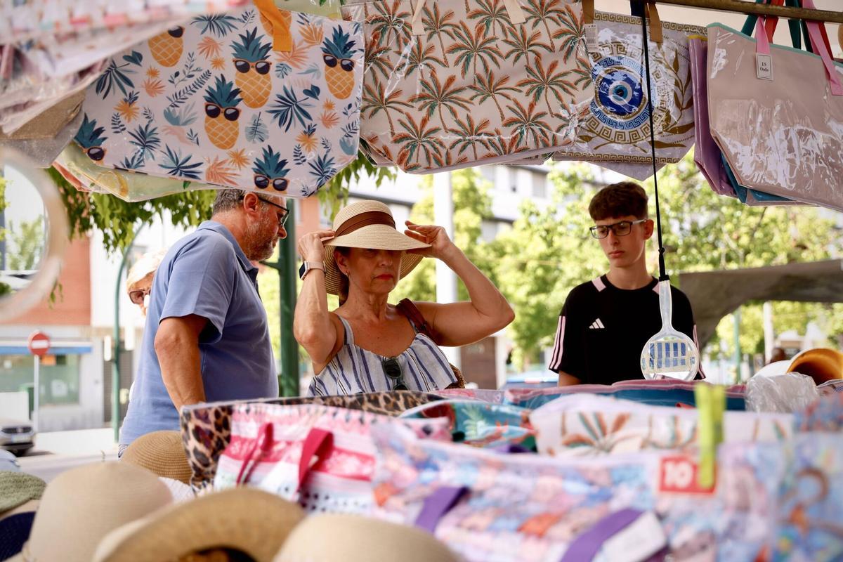 Córdoba. Mercadillo de Las Setas. Mercadillos y calor. El comercio ambulante adapta el negocio a las altas temperaturas