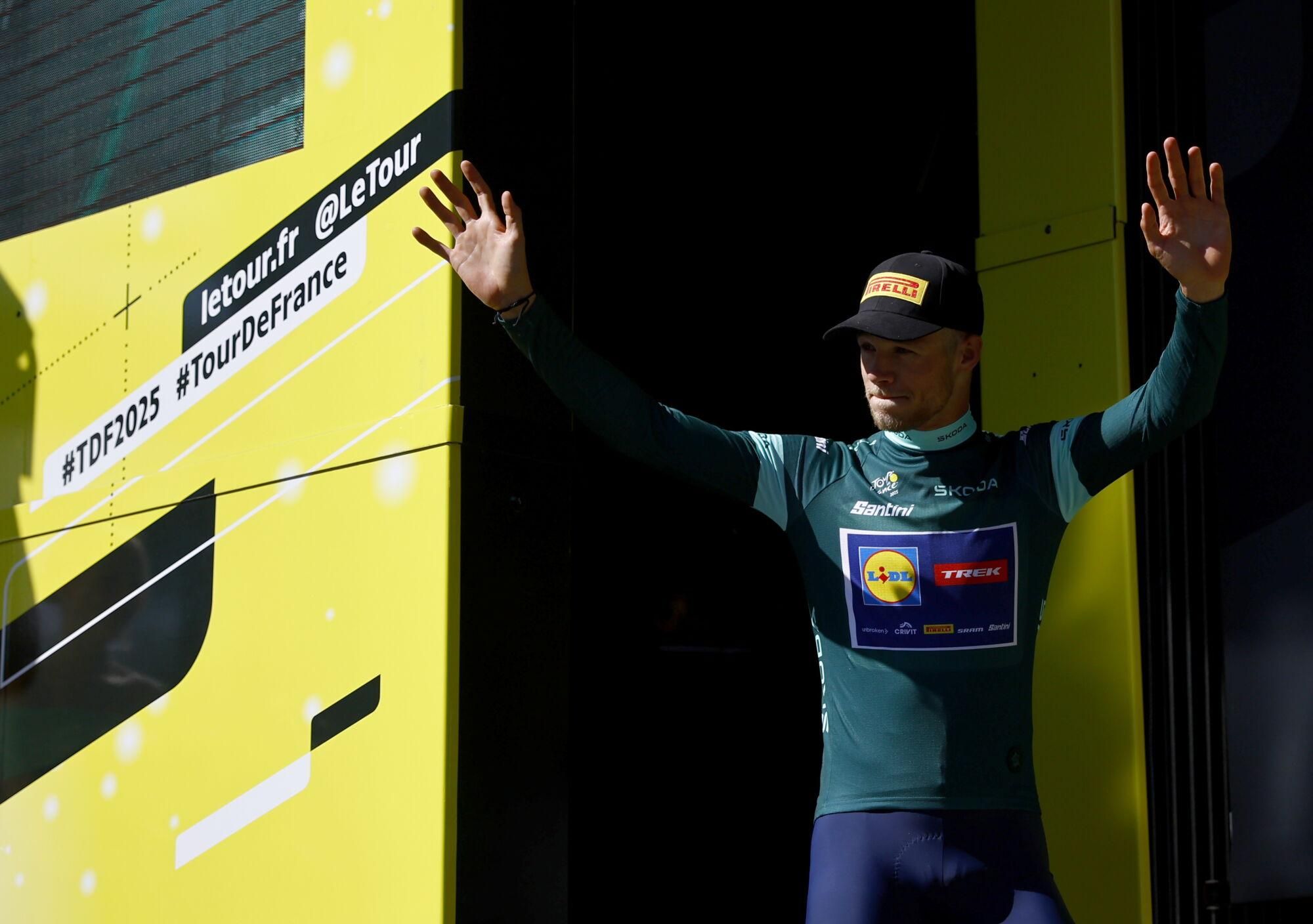 (France), 10/07/2025.- Italian rider Jonathan Milan of Lidl - Trek team celebrates on the podium in the point classification leader green jersey after the 6th stage of the Tour de France cycling race over 201.5km from Bayeux to Vire Normandie, France, 10 July 2025. (Ciclismo, Francia) EFE/EPA/MARTIN DIVISEK