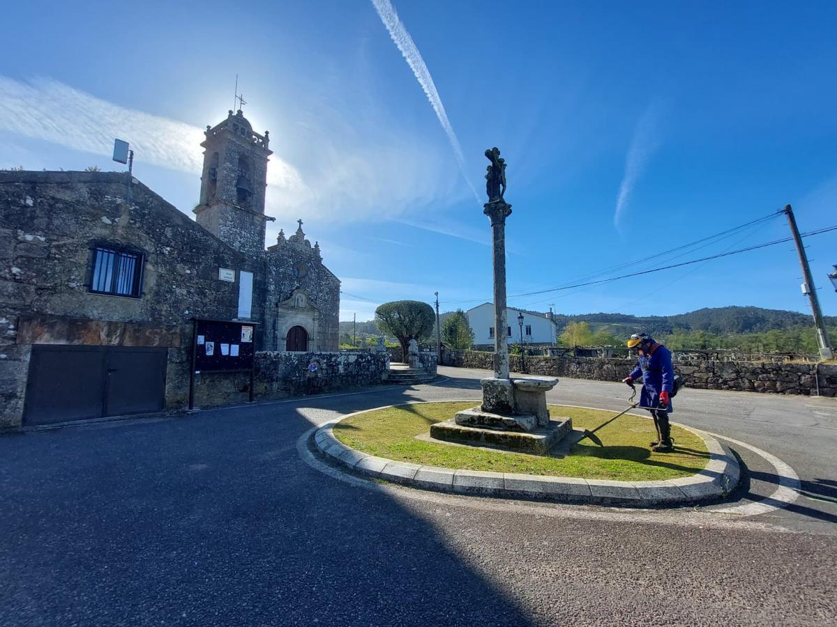 Un operario municipal realiza tareas de mantenimiento en una iglesia de Ribadumia