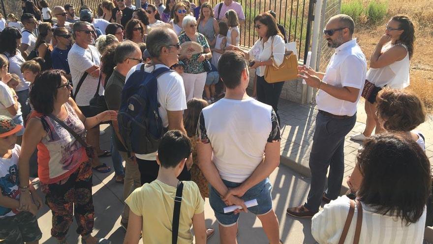 Padres de los alumnos dialogan con la directora de Enseñanza, ayer, en Xarblanca.