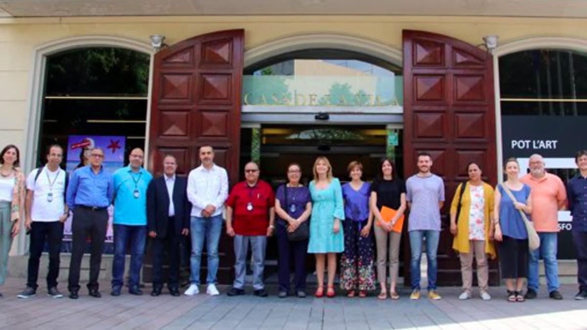 La alcaldesa de Sant Boi (centro) junto a representantes de los municipios participantes del proyecto de cooperación entre Barcelona y Marruecos