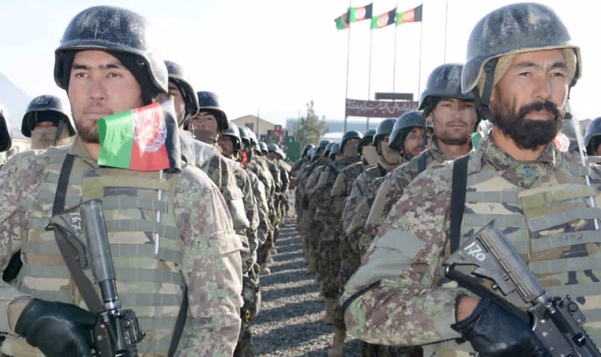 Militares del Ejército afgano desplegados en formación en un cuartel afgano