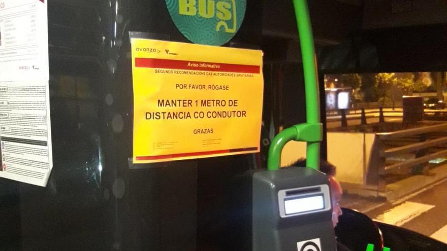 Un cartel avisa de la distancia que hay que mantener con el conductor. // FdV