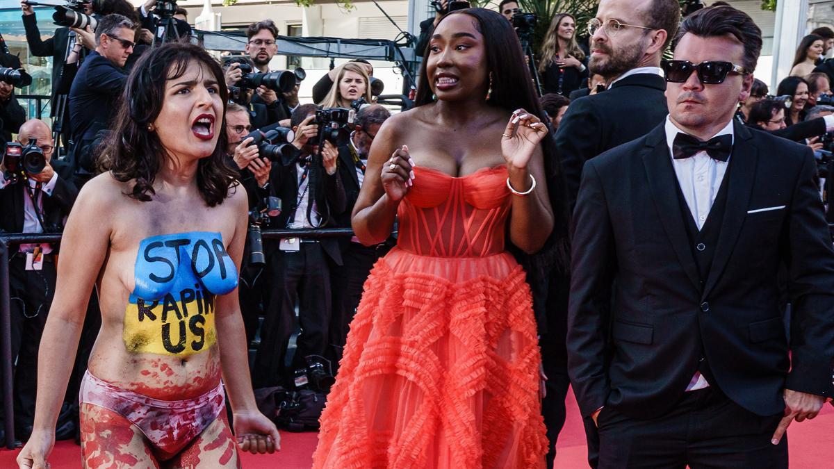 Una mujer desnuda irrumpe en la alfombra roja de Cannes para protestar por la guerra de Ucrania