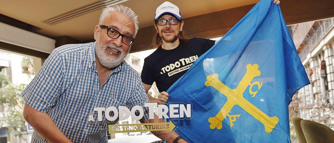 Santiago Segura, con la bandera de Asturias, y Leo Harlem, en Oviedo.