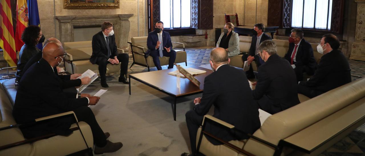 El alcalde Benlloch encabezó una amplia representación local con integrantes de diferentes entidades que trabajan por lo social y económico a la reunión con el president, Ximo Puig, en València.