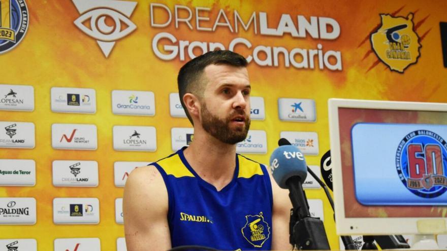 John Shurna, durante la rueda de prensa previa al derbi realizada ayer en el Gran Canaria Arena. | | LP/DLP