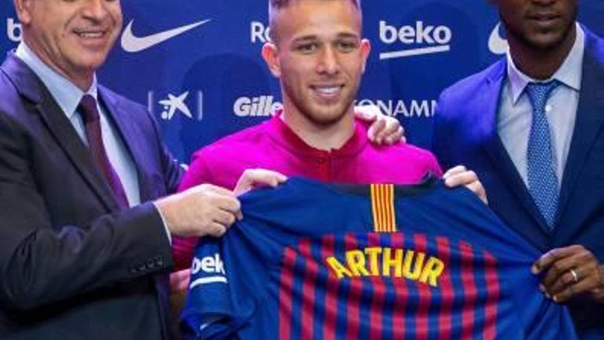 El Barça presenta Arthur Melo i confirma el fitxatge del central Lenglet (Sevilla)