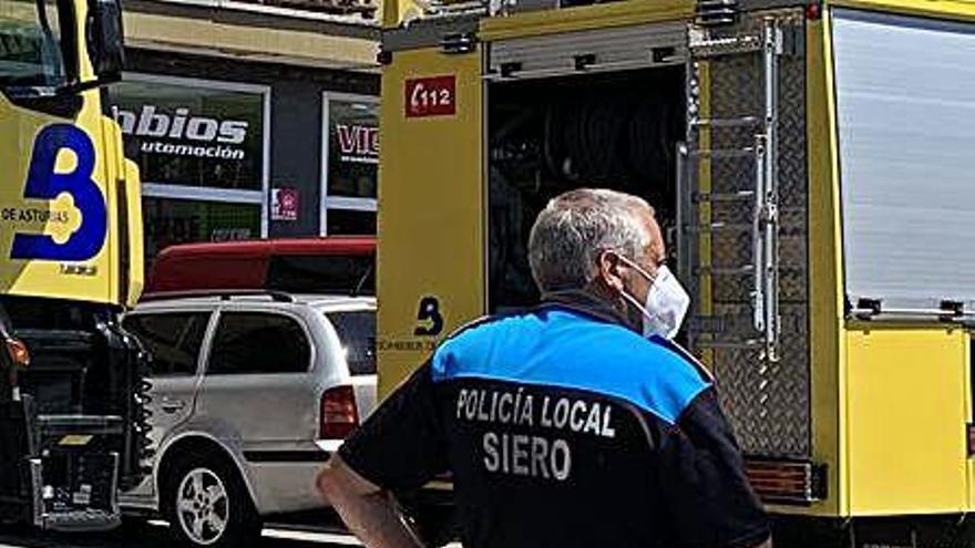 Un agente de la Policía Local de Siero, durante una intervención.