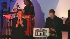 Paul McCartney y Brian Wilson, el 15 de junio de 2000, en la ceremonia del Songwriters Hall of Fame, en Nueva York.