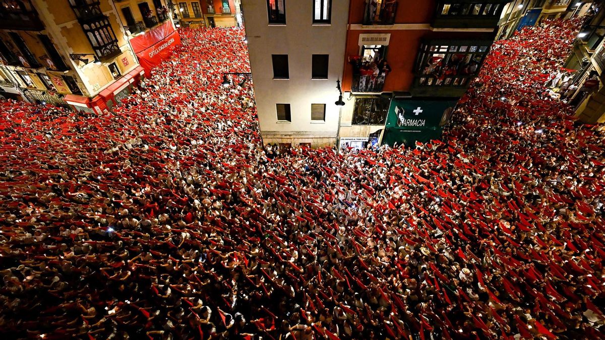 A las 12 de la noche, se han dado por finalizados oficialmente los Sanfermines 2025 con el canto del Pobre de Mí.