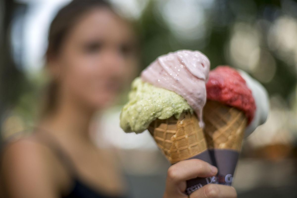 L’onada de calor dispara la demanda de ventiladors, gelats, fruita fresca... i dispositius antimosquits