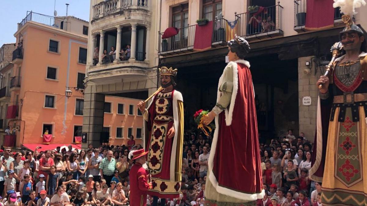 Els gegants ballant davant de nombrós públic | AJ SOLSONA