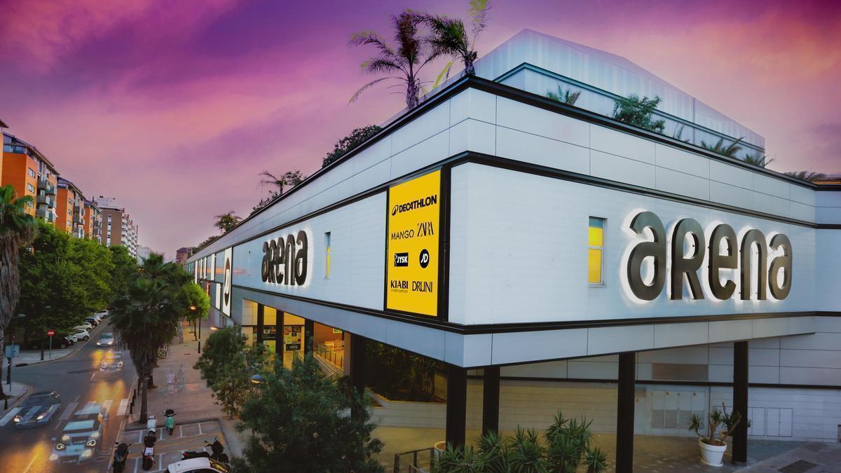 Decathlon abrirá próximamente en el Centro Comercial Arena.