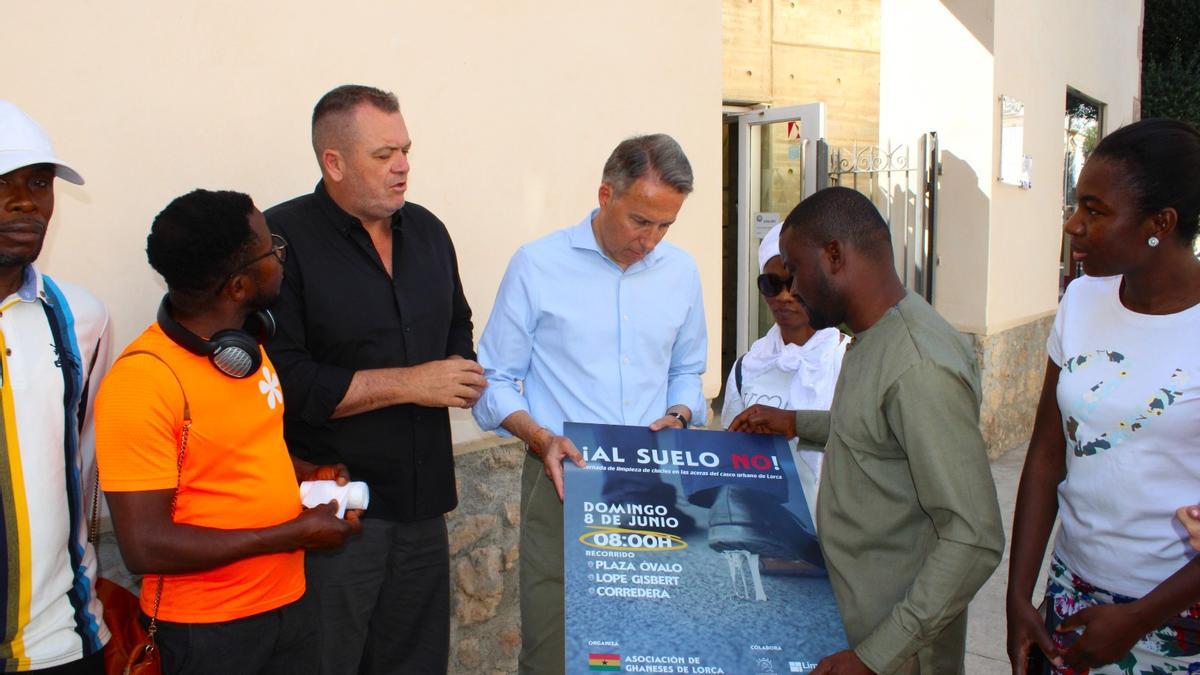 El alcalde participaba en la presentación junto a miembros de la asociación.
