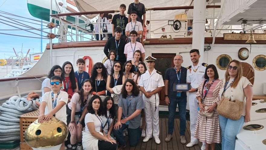 Excursión del instituto de Vegadeo al buque “Elcano” a pesar de estar de vacaciones: “Era una oportunidad que no se podía perder”