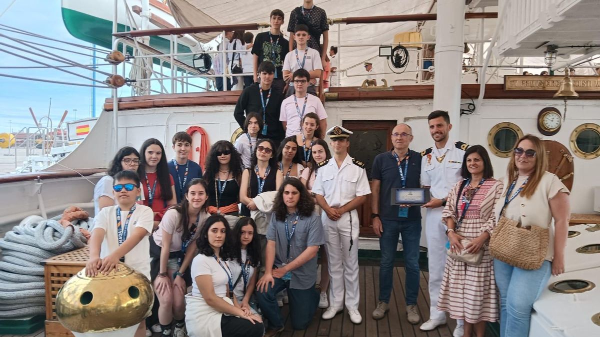Los estudiantes del instituto de Vegadeo, recibidos en el “Elcano”