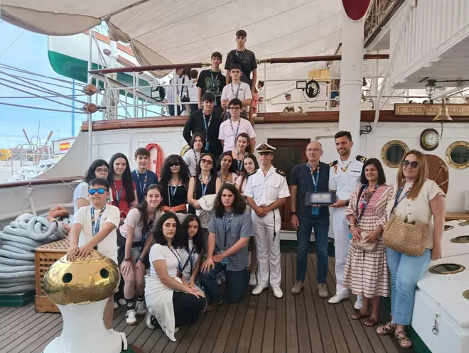 Los estudiantes del instituto de Vegadeo son recibidos en el “Elcano”