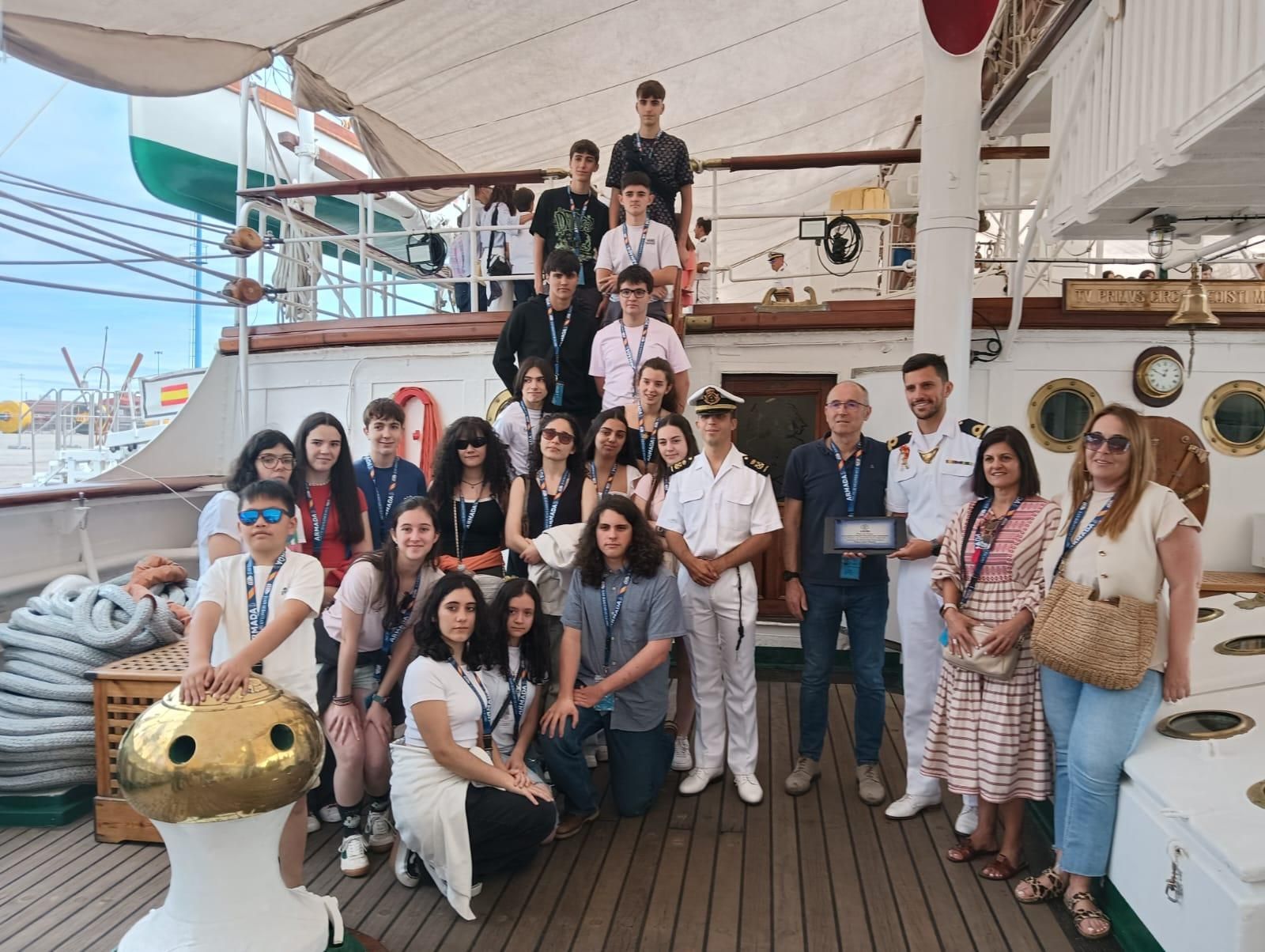 Los estudiantes del instituto de Vegadeo son recibidos en el “Elcano”