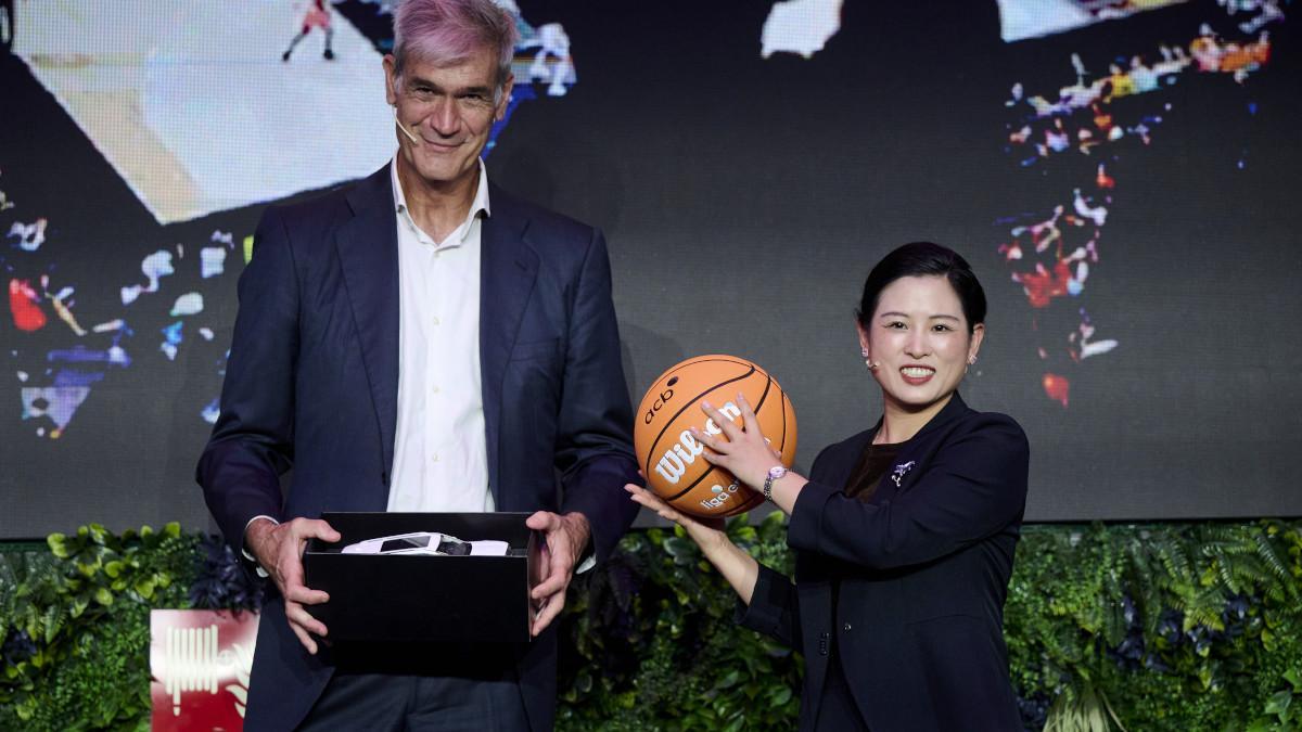 Antonio Martín, presidente de la ACB, junto a Nicole Wu, directora de tecnología de GWM.