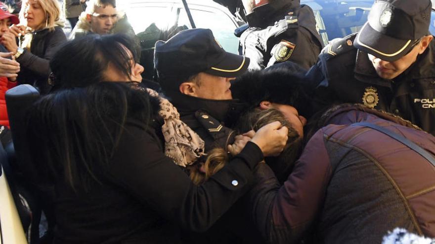 Momento de la agresión a la viuda de Larralde.