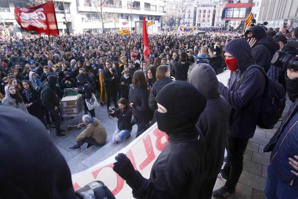 Concentració multitudinària a la seu de la Generalitat de Girona per reclamar la llibertat dels presos