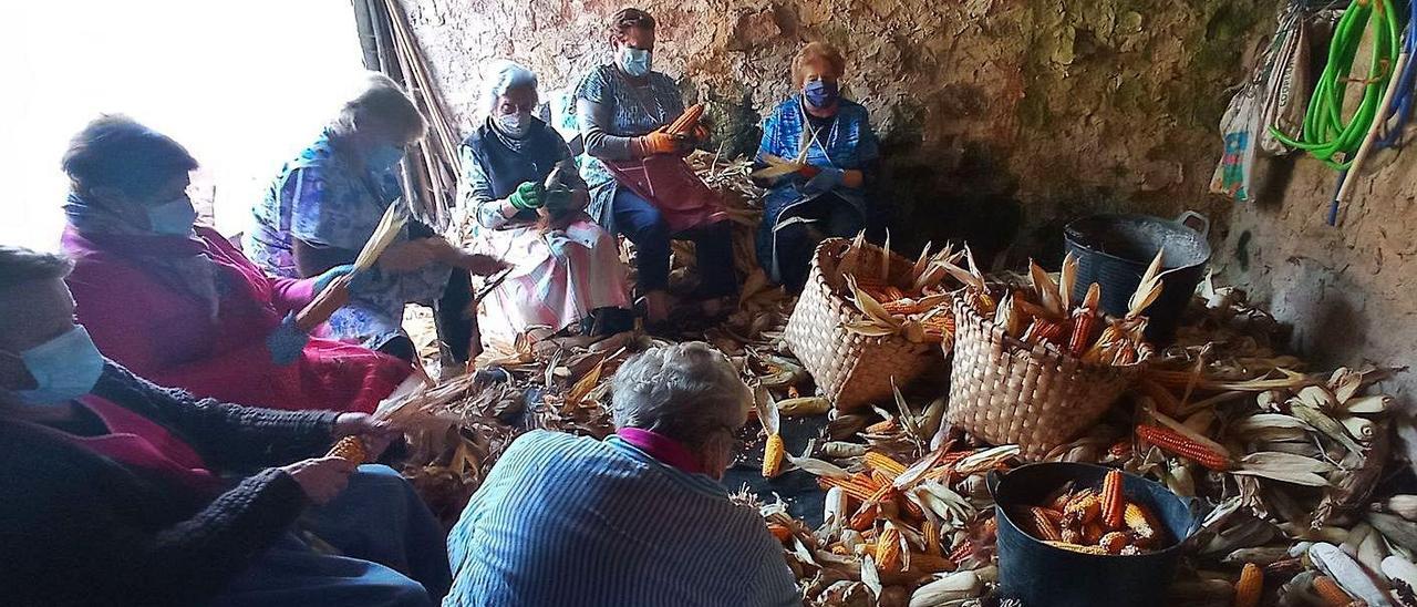 Arriba, mujeres en plena faena. Abajo, por la izquierda, Charo San Román, Angelina Fernández, Mari Pili San Román y Maríate Llano. | E. S. R.