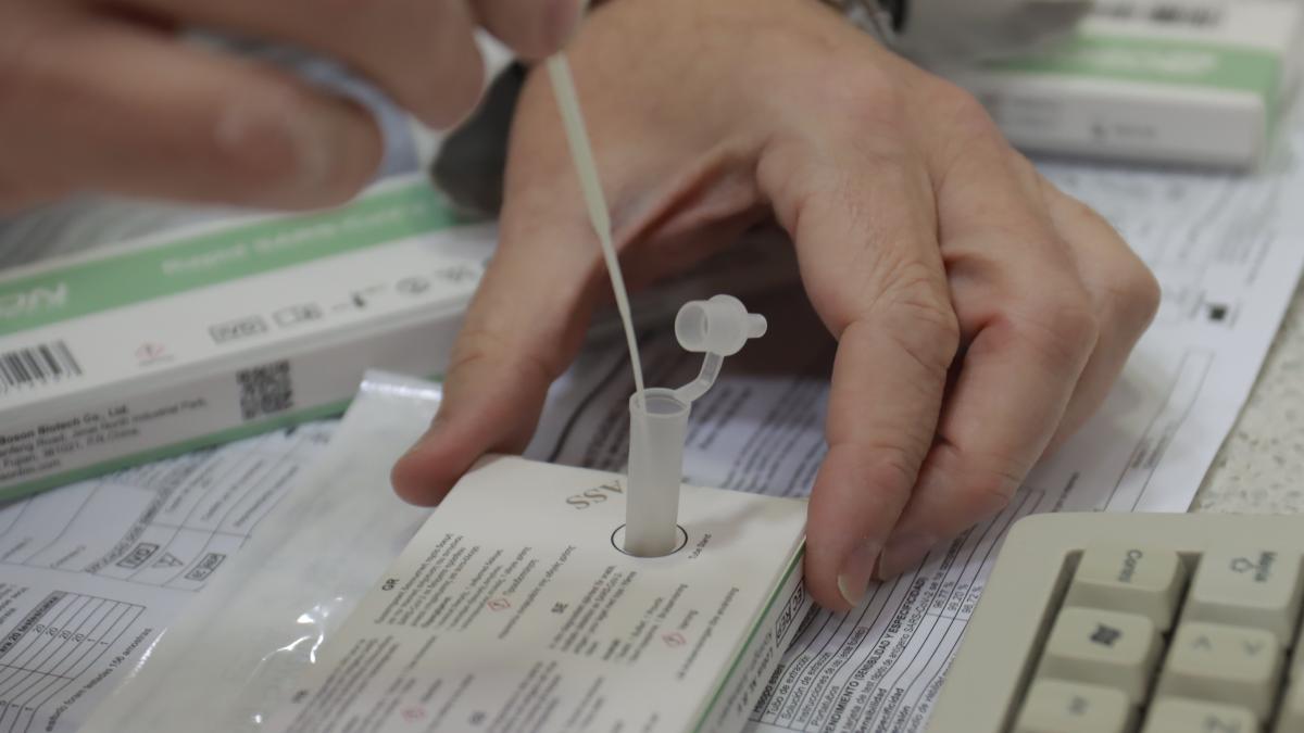 Las ventas de tests en farmacias caen ante la bajada de contagios.