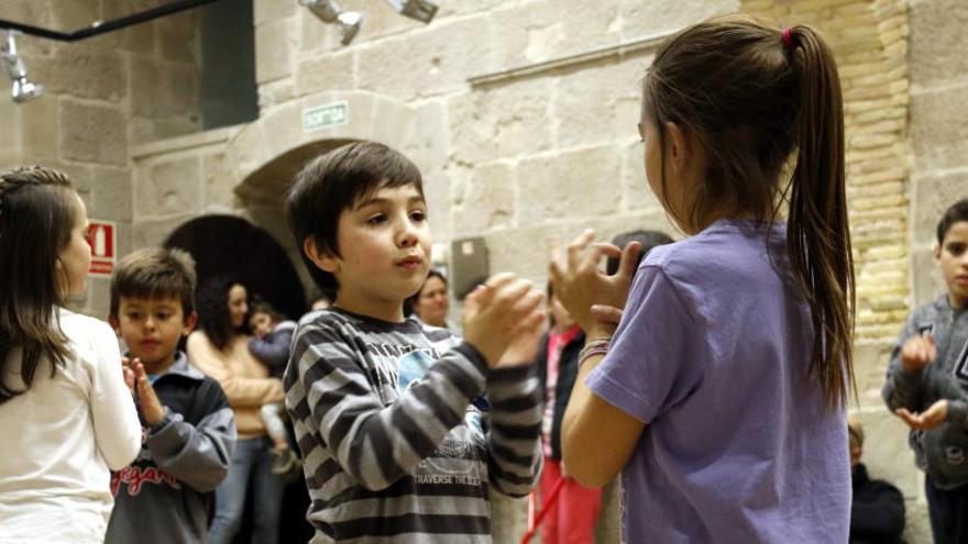 Nens assajant la contradansa seriosa