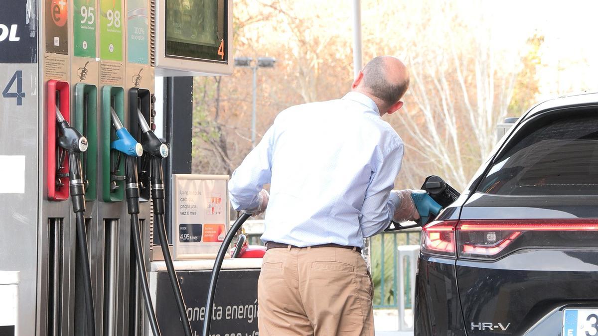 El Gobierno anuncia la rebaja del IVA a los carburantes.