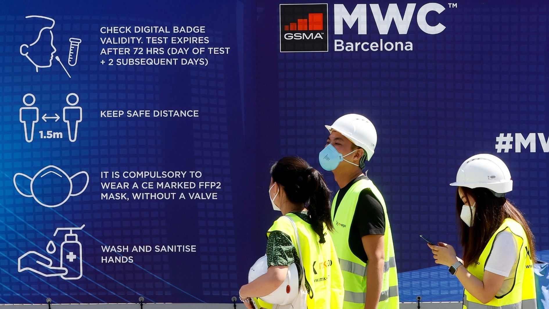 Trabajadores acceden al recinto ferial del Mobile World Congress, el pasado día 25.