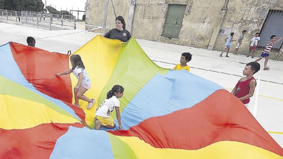 Juegos compartidos. Las actividades colectivas entre los grupos fomentan el compañerismo y la sociabilización.