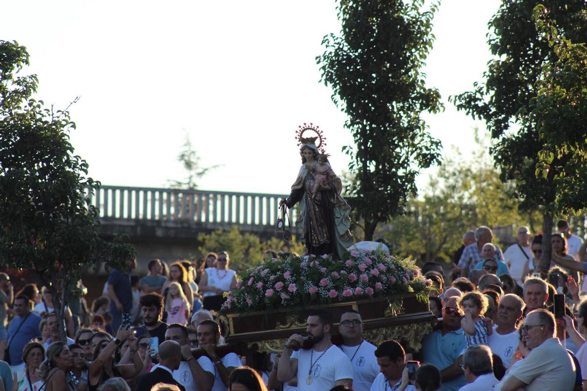 FOTOGALERÍA | La Virgen del Carmen surca el río Guadiana en Badajoz: "Ellas son las que reman y las que de verdad la guían"
