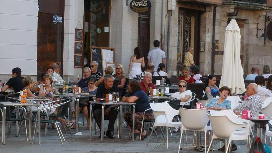 Zamoranos y turistas en una terraza de la Plaza Mayor.