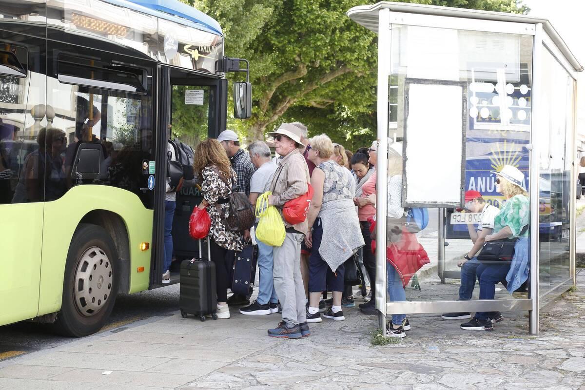 Un grupo de turistas cogen el autobús al aeropuerto en San Roque