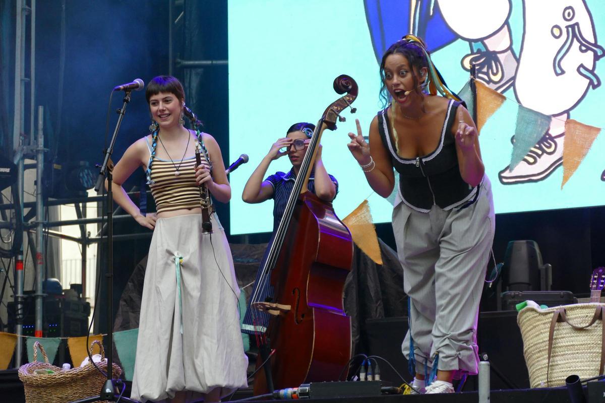 EN IMATGES | L'Acústica celebra la seva segona nit amb un ambient festiu i reivindicatiu