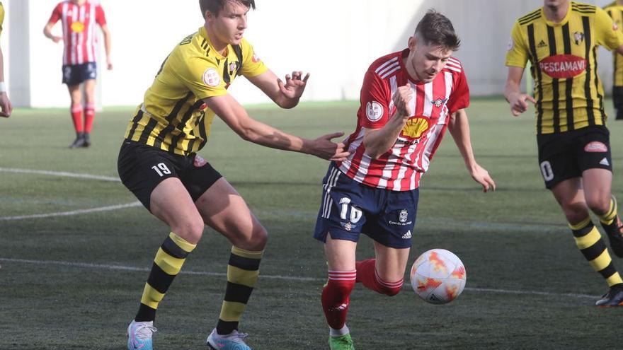 Carlos Alonso, del Rápido, presiona a Mosquera durante el partido de ayer en O Morrazo. // SANTOS ÁLVAREZ