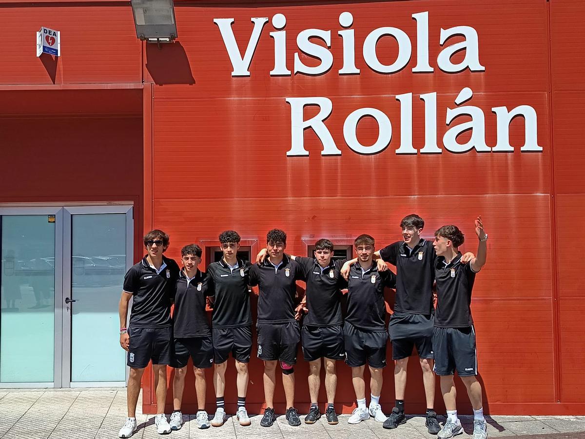Foto de familia del equipo del Club Patín Mieres.