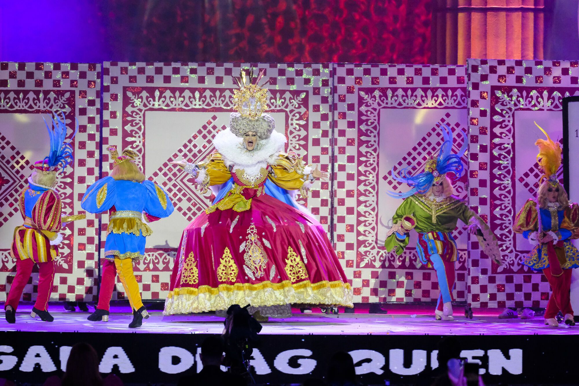 14. Drag Liak (Alejandro Corbalán López) Con el patrocinio de Clínicas Imbernon y Discoteca Mamaluna y con un diseño de Josep López y Estudio Hidalgo presenta el espectáculo ¡Mujer! ¿Jugamos?