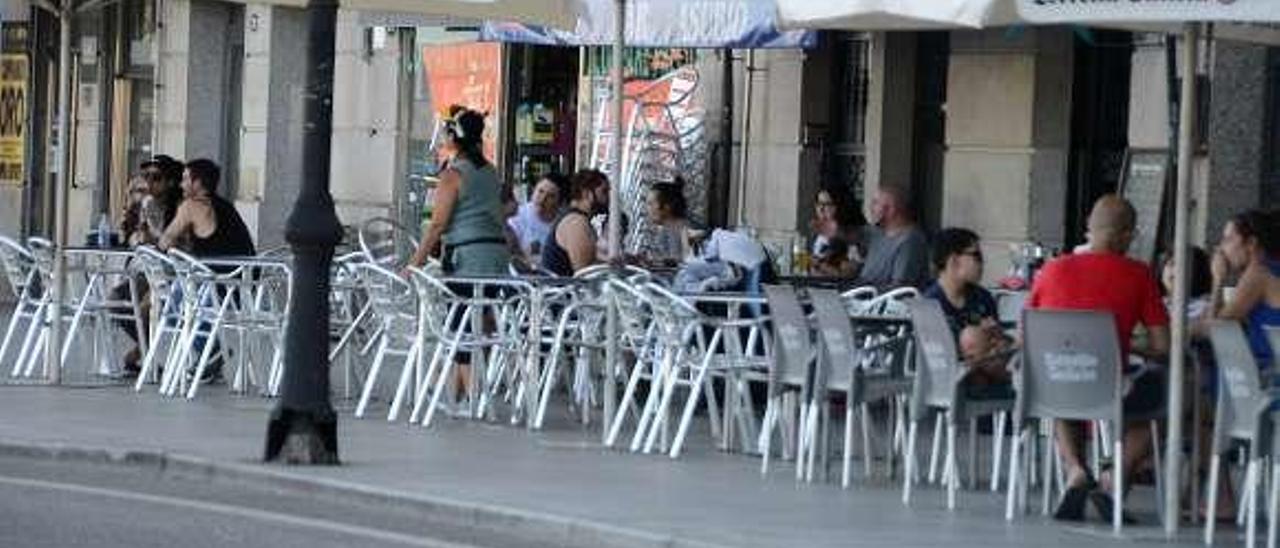 La terraza del bar Asubío, ayer en el centro de Cangas. // G.N.