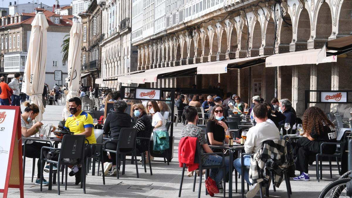 Afluencia de clientes en las terrazas de la Marina, en A Coruña.