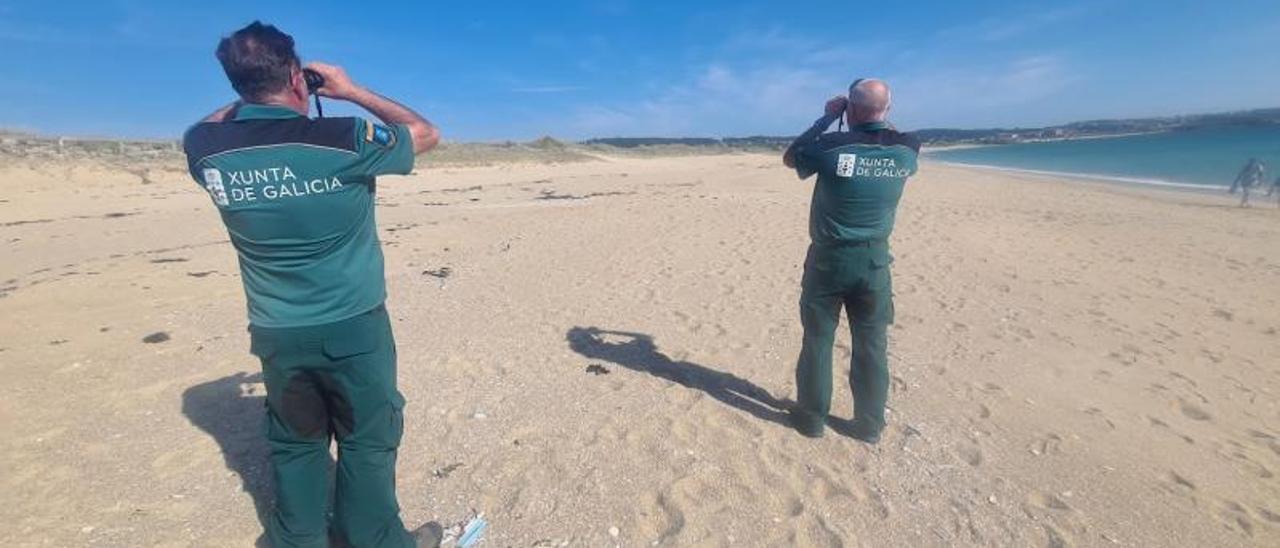 Vigilantes en el istmo de A Lanzada, uno de los espacios más destacados de Galicia en la Red Natura 2000. | // M. MÉNDEZ