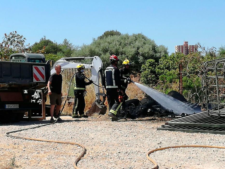 Un incendio quema neumáticos y una retroexcavadora en Marratxí