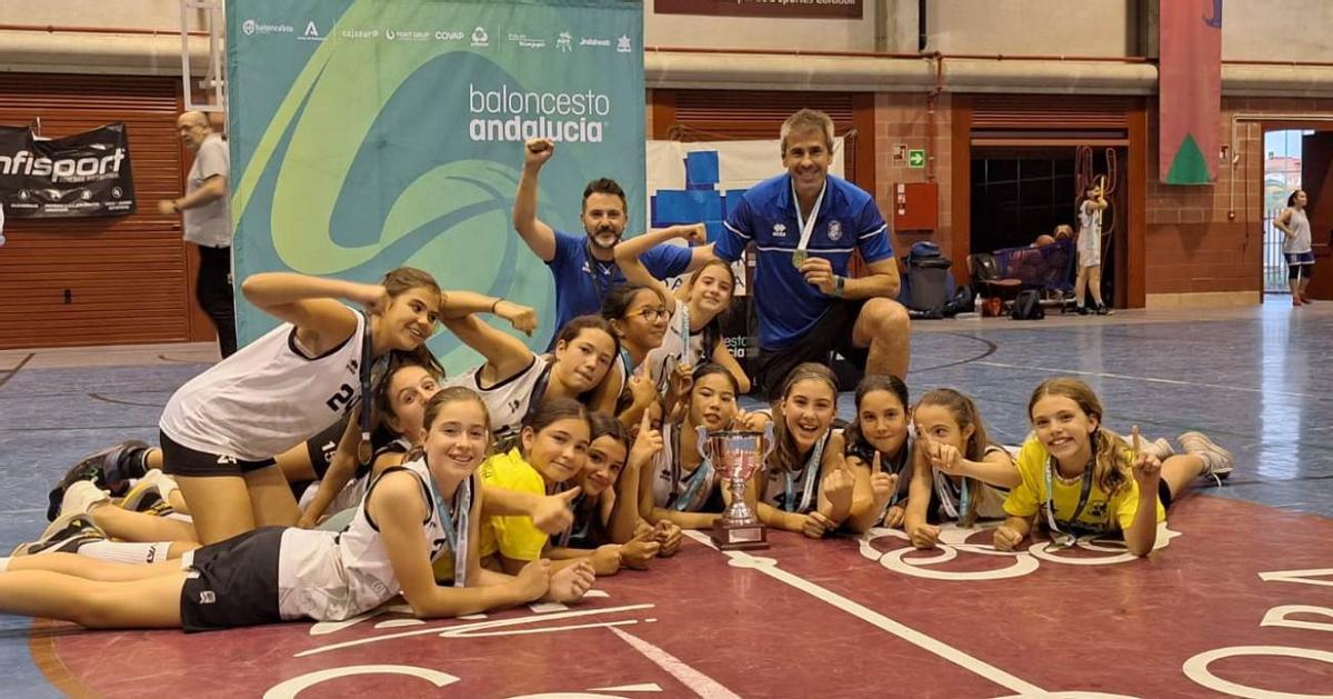 La Salle celebra la victoria en la final mini femenina de baloncesto.