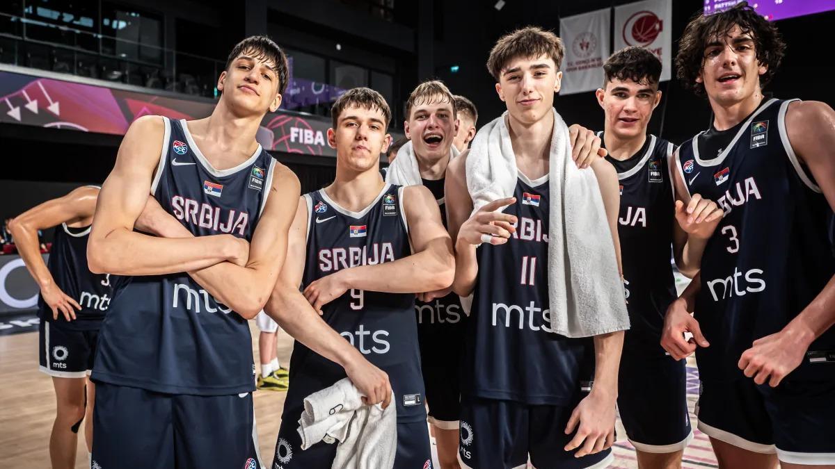 Lukic, junto a sus compañeros, celebrando el pase a cuartos