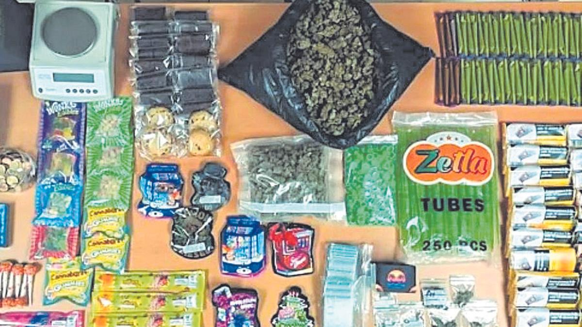 Droga y útiles incautados en un club cannábico del sur de Tenerife.